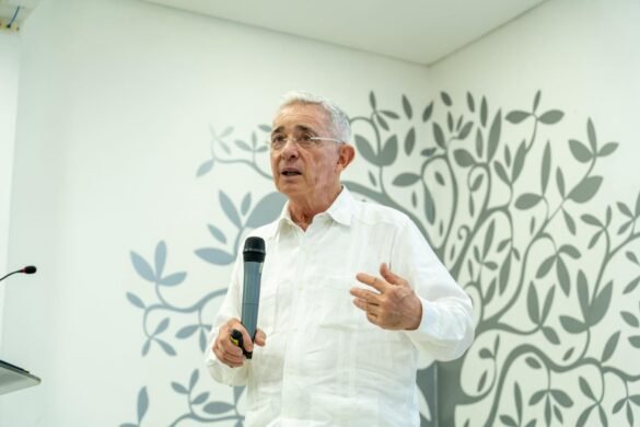 La visita de Álvaro Uribe Vélez a Santa Marta se convirtió en un escenario en el que el expresidente criticó al presidente Gustavo Francisco Petro Urrego.
