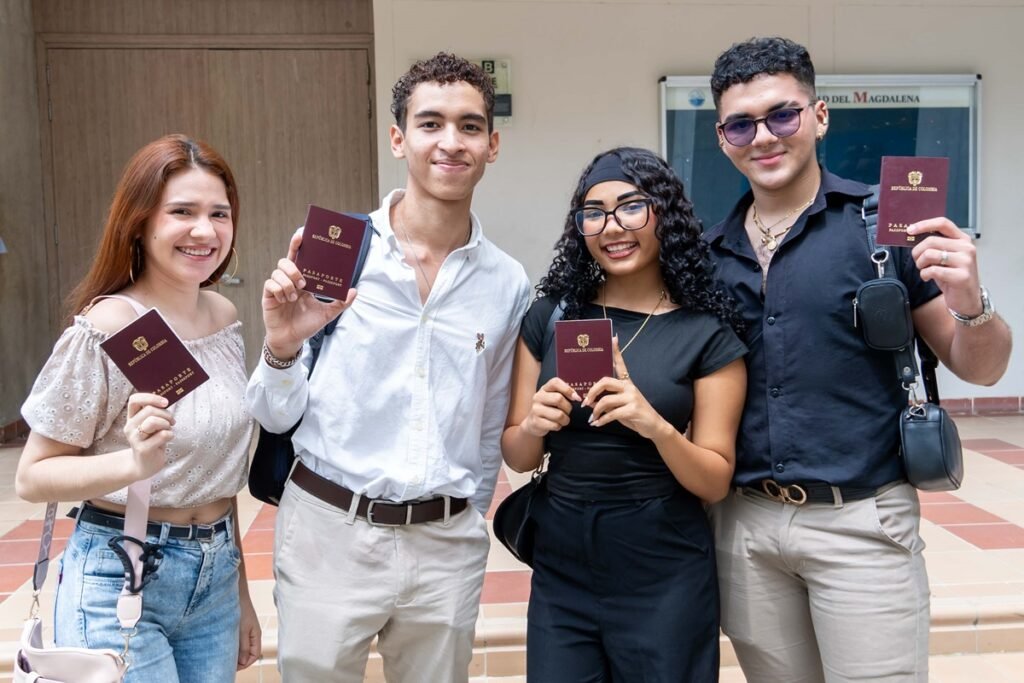 Estudiantes reciben 100 pasaportes para acceder a intercambios globales