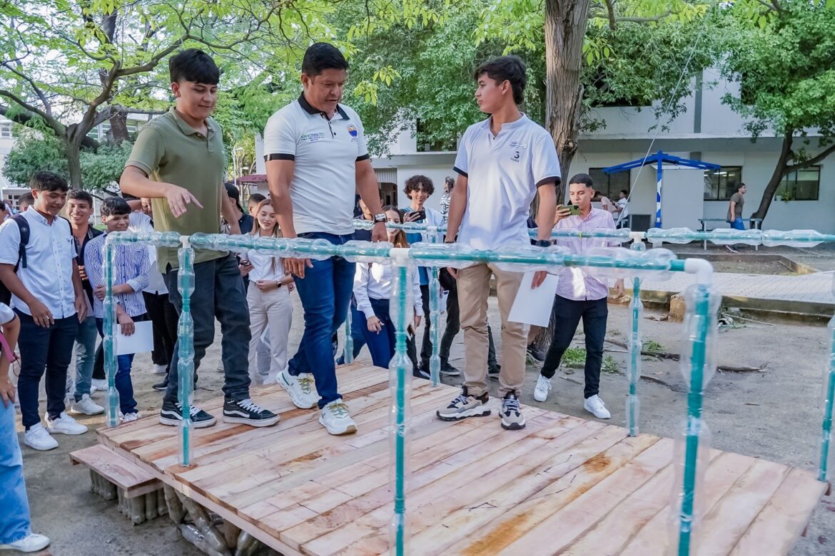 Los futuros profesionales presentaron sus proyectos finales de semestre usando botellas de plástico.