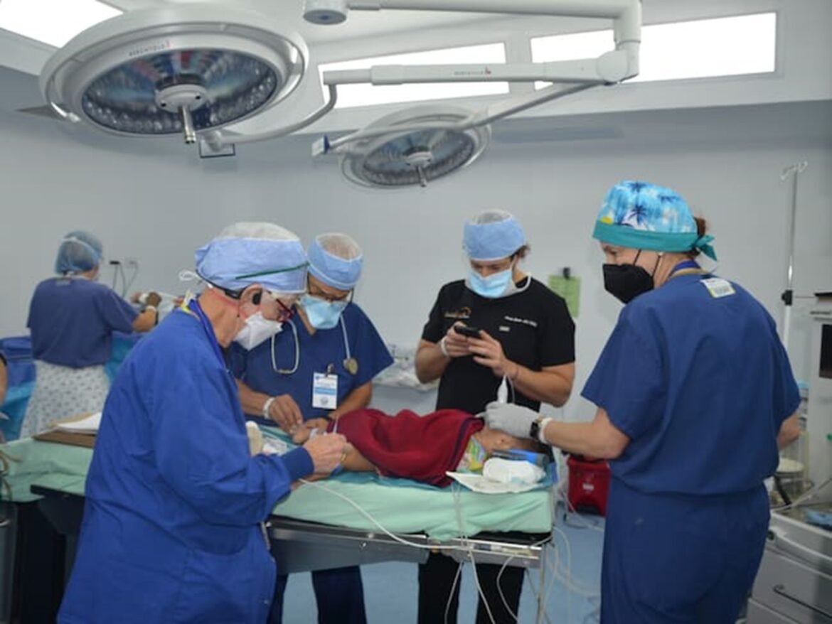Unima realiza jornada de cirugías gratuitas para 140 niños con labio fisurado.