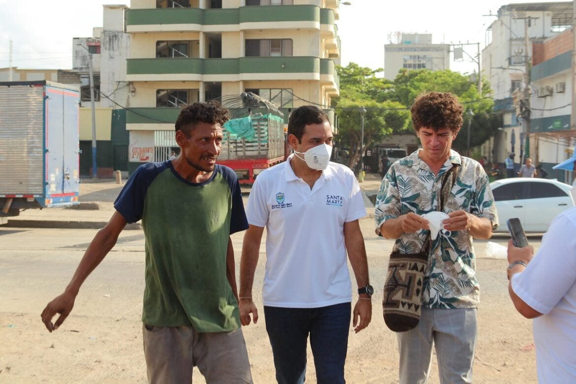 Concejo elogia impacto social de la Alcaldía con habitantes de calle Concejo elogia impacto social de la Alcaldía con habitantes de calle Liderazgo de David Fernando Farelo Daza impulsa la inclusión social en Santa Marta, mostrando avances en programas para habitantes de calle. Por MARÍA JOSÉ BOLAÑOS La situación de los habitantes de calle en Santa Marta es un reto que afecta la cohesión social y el desarrollo urbano. Este fenómeno, presente en las principales ciudades del país, responde a una compleja combinación de factores como la falta de acceso a salud, vivienda, empleo, y redes de apoyo. Para abordar esta realidad, el gobierno de Santa Marta ha impulsado el Centro de Atención Integral para Habitantes de Calle, un proyecto que ofrece salud, asistencia psicológica, y servicios sociales de la mano de un enfoque integral y humano. Bajo la dirección del secretario de Promoción Social, Inclusión y Equidad, David Fernando Farelo Daza, la Alcaldía ha priorizado estos esfuerzos como parte de su visión de una ciudad más inclusiva, en concordancia con el alcalde Carlos Alberto Pinedo Cuello. Un modelo de atención social que inspira La reciente visita de la Comisión Accidental de Habitante de Calle del Concejo de Santa Marta al Centro de Atención Integral resultó en una demostración tangible de los avances logrados por la Alcaldía. Encabezado por David Fernando Farelo Daza, el equipo expuso los logros del programa ante los concejales Miguel Ignacio Martínez Olano, José Manuel Mozo Blanco, Iván Darío Saravia Caballero, Osvaldo Alberto Socarrás Vives, Efraín David Lozano Dueñas y Howard Enrique Escarraga Tete. La impresión de los funcionarios fue positiva, pues constataron la seriedad y compromiso con los que la administración local ha tratado la problemática de esta población. Los cabildantes destacaron no solo la infraestructura del Centro, sino también la ejecución de un plan de resocialización. Este programa abarca desde servicios médicos y psicológicos hasta alojamiento y alimentación, lo que permite a los usuarios iniciar un camino hacia la reintegración social. Hasta ahora, 825 personas han recibido atención y 47 han ingresado formalmente al programa, siendo 27 de ellos quienes aún permanecen en el proceso. Estos números hablan de la efectividad del modelo, que no solo ofrece ayuda momentánea, sino un acompañamiento continuo con la aspiración de una reintegración completa. Farelo, un gestor de inclusión El trabajo de David Fernando Farelo Daza se perfila como el de un líder comprometido con la dignificación y el bienestar social. Desde su llegada a la Secretaría de Promoción Social, ha promovido una serie de políticas que buscan no solo asistir sino transformar las vidas de quienes más lo necesitan. Su gestión ha incluido alianzas clave con el Ministerio de la Igualdad y varias organizaciones no gubernamentales, una sinergia que ha permitido la creación de unidades móviles en sectores estratégicos como El Rodadero y el Centro Histórico, donde se ha acercado el servicio a los habitantes de calle en sus espacios habituales. Estos esfuerzos no solo se limitan a la prestación de servicios; la gestión de David Fernando Farelo Daza incluye también campañas de concienciación y sensibilización para que la comunidad entienda la situación de esta población vulnerable, promoviendo la empatía y el apoyo ciudadano. A través de su enfoque de servicio integral, David Fernando Farelo Daza ha posicionado a Santa Marta como una de las ciudades pioneras en Colombia en abordar el fenómeno de habitantes de calle desde una perspectiva integral y humana. Impacto y fortalecimiento del compromiso institucional La labor que lidera David Fernando Farelo Daza refleja el compromiso de la Alcaldía de Santa Marta con el mejoramiento de la calidad de vida de todos sus ciudadanos. A través del comité intersectorial de habitantes de calle, el cual coordina múltiples entidades y recursos, la Secretaría de Promoción Social ha impulsado la entrega de alimentos, colchones y otros elementos esenciales para los beneficiarios. Además, las rutas de atención primaria permiten brindar un acompañamiento continuo y personalizado que se ajusta a las necesidades de cada persona. Los concejales no solo respaldaron estas acciones, sino que también reconocieron la importancia de un proyecto de este calibre para el tejido social de Santa Marta. Expresaron su apoyo a iniciativas de inclusión que brinden “segundas oportunidades” a los habitantes de calle, entendiendo que este enfoque reduce no solo la exclusión social, sino también la criminalidad y otros problemas asociados. Mirando hacia el futuro: retos y sostenibilidad El avance del Centro de Atención Integral plantea desafíos a largo plazo, pues una vez establecida la infraestructura y los servicios básicos, surge la necesidad de ampliar el alcance y asegurar la sostenibilidad financiera del programa. Este reto, que David Fernando Farelo Daza ha asumido con responsabilidad, implica la búsqueda de nuevos aliados y fuentes de financiación para mantener y expandir los servicios. Uno de los mayores desafíos que enfrenta la administración es la reunificación familiar, dado que solo siete de los beneficiarios han logrado volver a sus hogares. Este aspecto es vital para la plena reintegración de los habitantes de calle, pues el apoyo familiar constituye un factor clave en la recuperación y estabilidad a largo plazo. Ante esta realidad, David Fernando Farelo Daza ha mostrado interés en desarrollar estrategias innovadoras que incentiven la participación de las familias en el proceso de resocialización. PIE DE FOTO Concejo elogia impacto social de la Alcaldía con habitantes de calle.