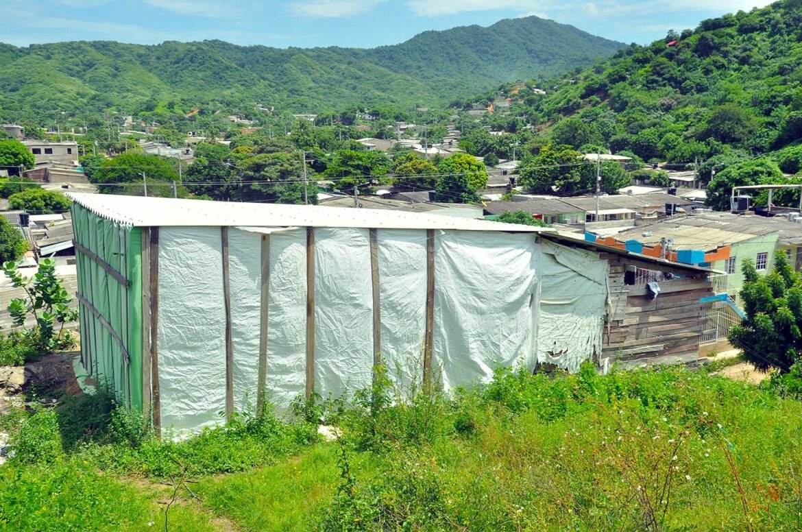 Construcciones ilegales, ‘bomba de tiempo’ que estalla con aguaceros (1) Desastres causados en barrios de Santa Marta por la intensidad de la ola invernal reavivan el debate sobre las construcciones ilegales.