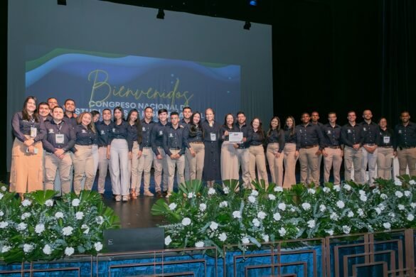 La Asociación de Estudiantes de Ingeniería Civil entregó un reconocimiento al rector Pablo Vera Salazar.
