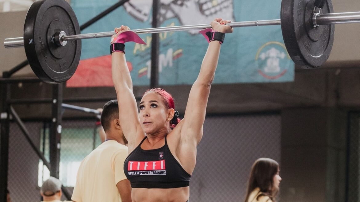 Steffit Valencia Carvajal rompe barreras de género en el CrossFit Steffit Tiffi Valencia: símbolo de empoderamiento femenino en el CrossFit.