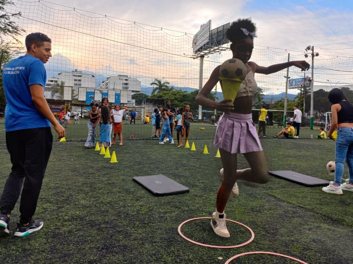 Alcaldia de Cali La alcaldía de Cali promueve con programas gratuitos el deporte y la recreación.
