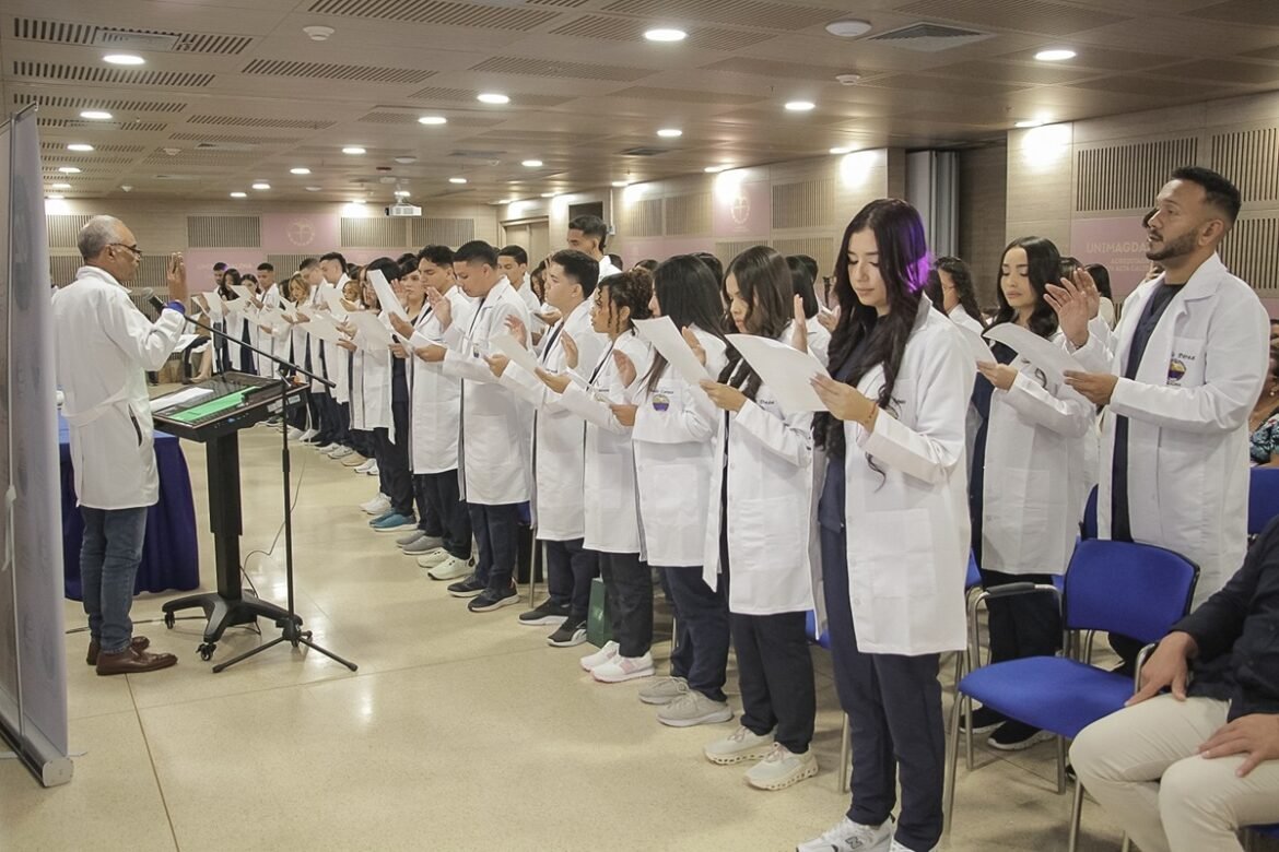 ENTREGA.BATAS.MEDICINA.1 La imposición de batas de Unimagdalena es un paso más para los que están cerca del sueño de ser médicos.
