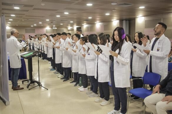La imposición de batas de Unimagdalena es un paso más para los que están cerca del sueño de ser médicos.