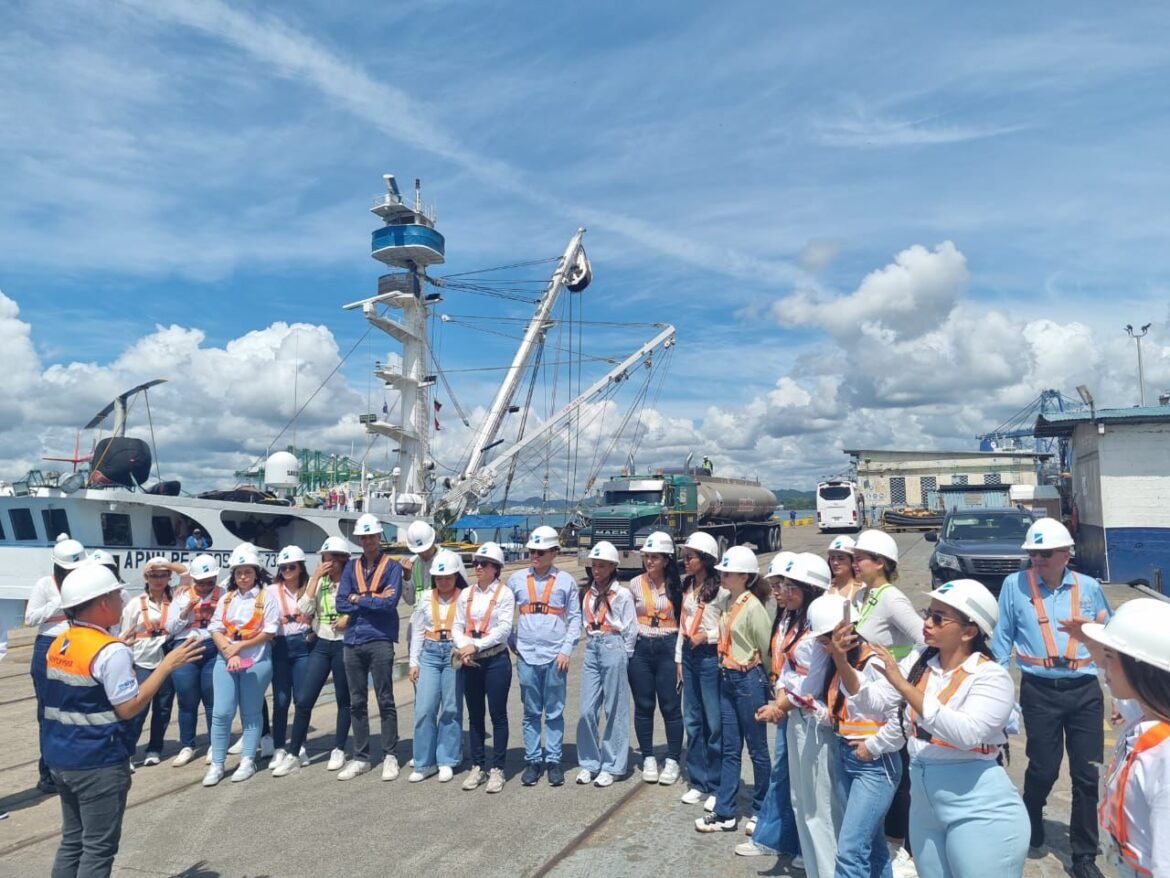 PANAMÁ Durante su estancia en Panamá, participaron en charlas especializadas y recorrieron empresas de renombre.