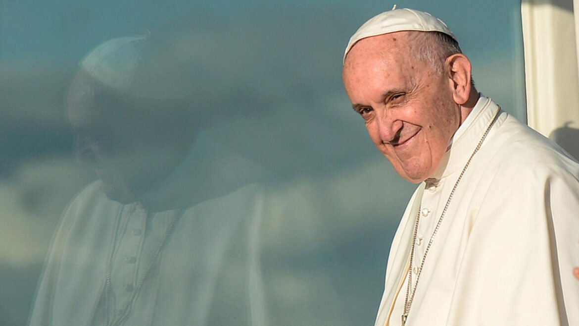 papa-francisco Falleció el papa Francisco a los 88 años en Roma. Fue el primer pontífice latinoamericano y un apasionado por la paz, el fútbol y la fe.