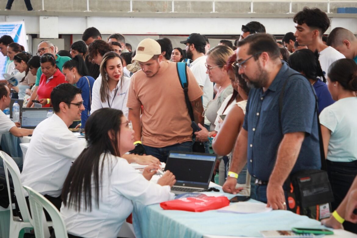FERIA DEL EMPLEO Miles de samarios se acercaron al Coliseo Mayor en busca de una oportunidad laboral en la Feria de Empleo Santa Marta 500 Años.