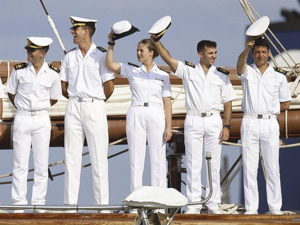 Conoce un poco de la princesa Leonor, heredera del trono español que visita Santa Marta 6 Gq79xljWMAAsCJ