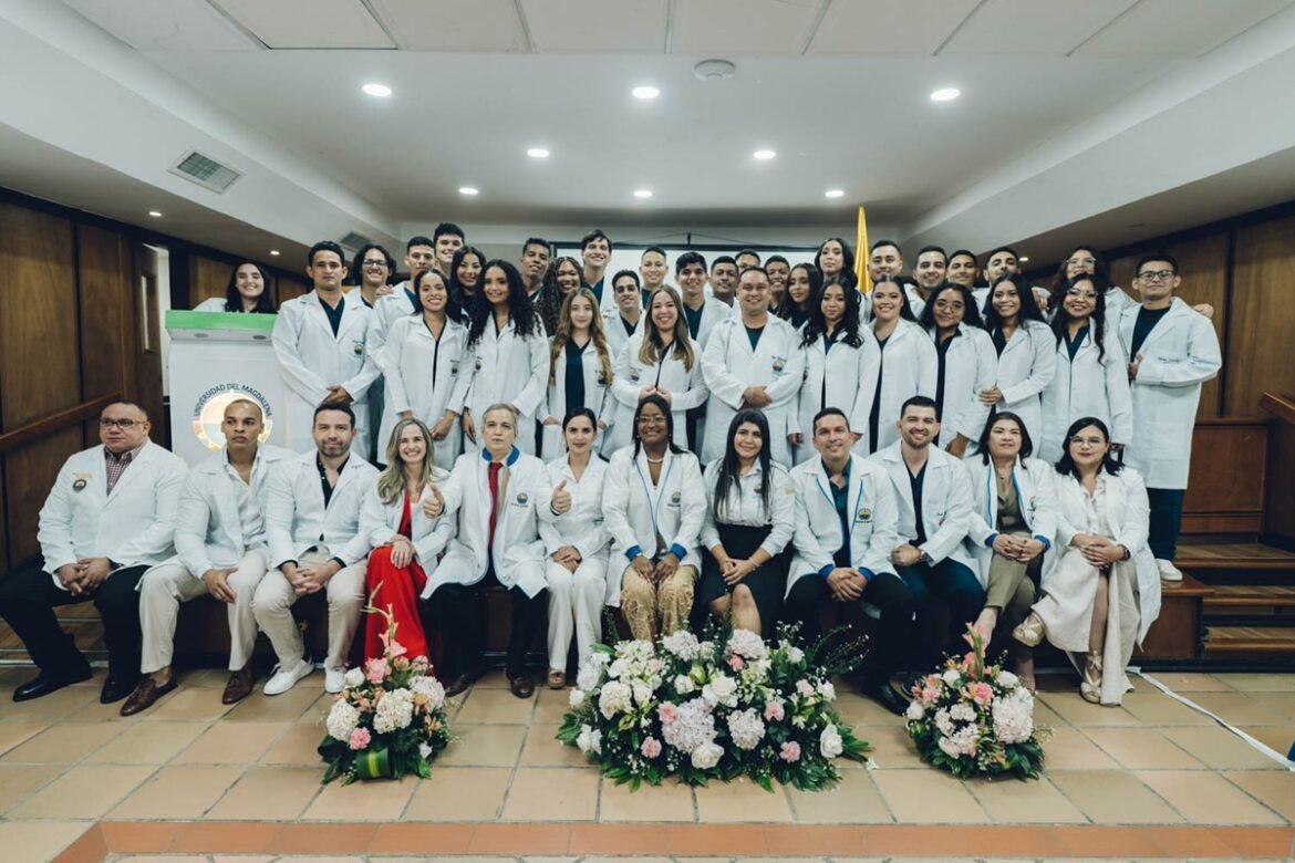 MEDICINA.ENTREGA.BATAS.1 Un grupo de 34 estudiantes de Unimagdalena se distribuirá en 14 escenarios de práctica del departamento, la región, el país y el exterior para realizar el internado rotatorio.