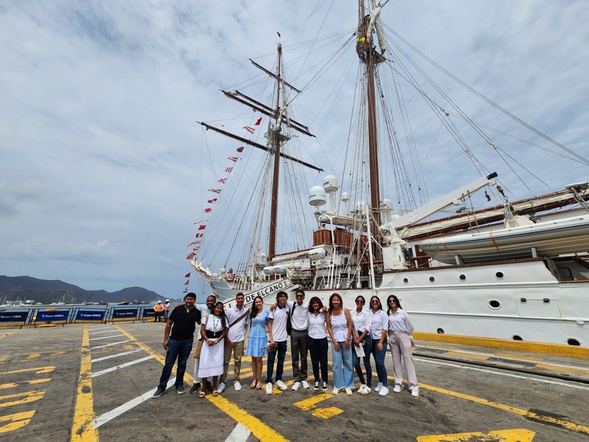 VISITA.BUQUE.ELCANO.1 La emblemática embarcación de formación naval española recibió a estudiantes de la Alma Mater en una visita guiada que fue una destacada experiencia de intercambio cultural.