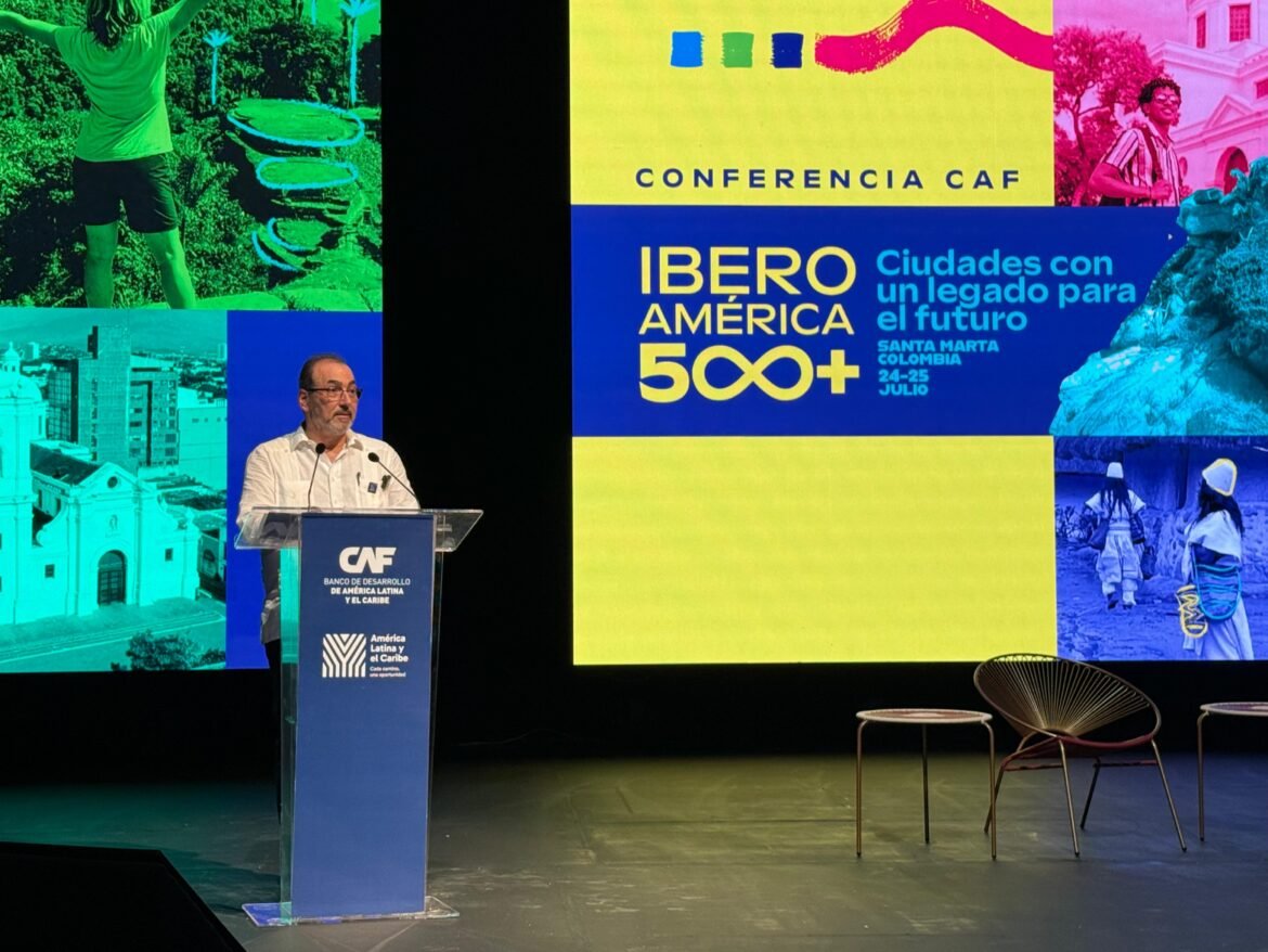 CAF Sergio Díaz-Granados, presidente ejecutivo de CAF, durante la firma del crédito por USD 20 millones en el Teatro Santa Marta.