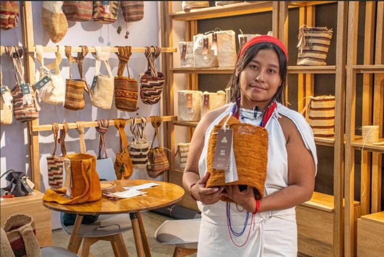Artesanos indígenas de las comunidades Arhuaca, Kankuama y Wiwa participan en Colombiamoda 2025