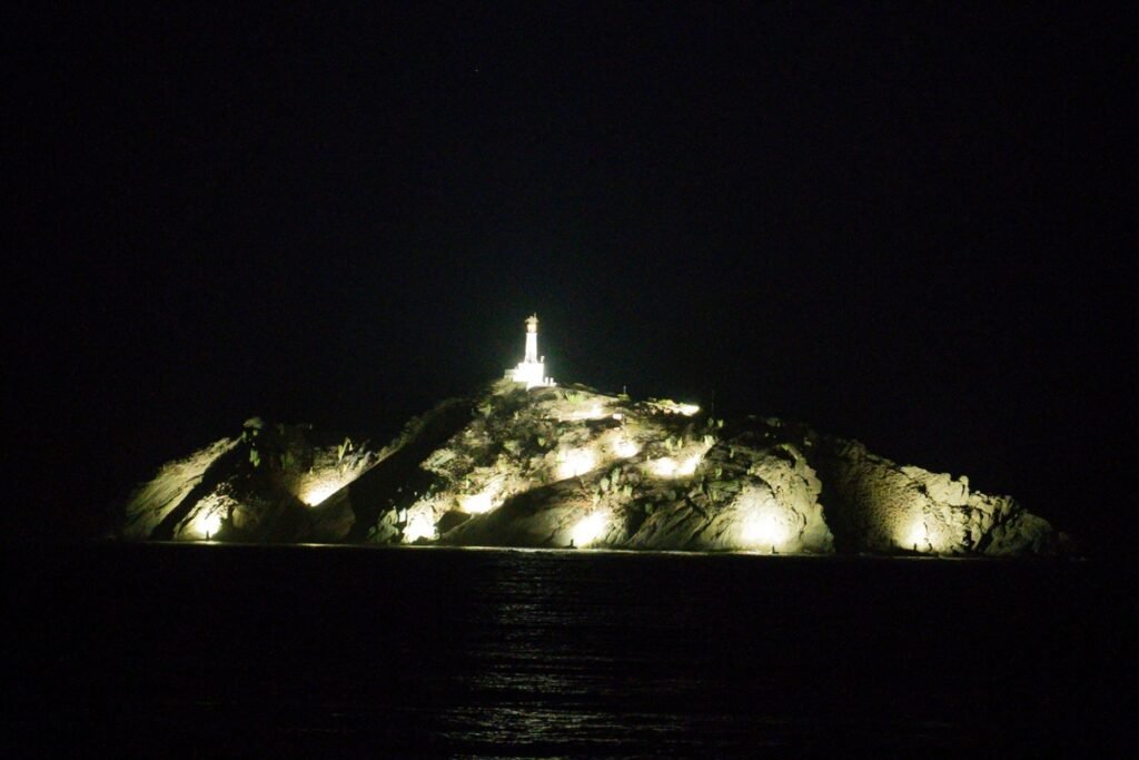 Unimagdalena iluminó el Morro en honor a los 500 años de Santa Marta