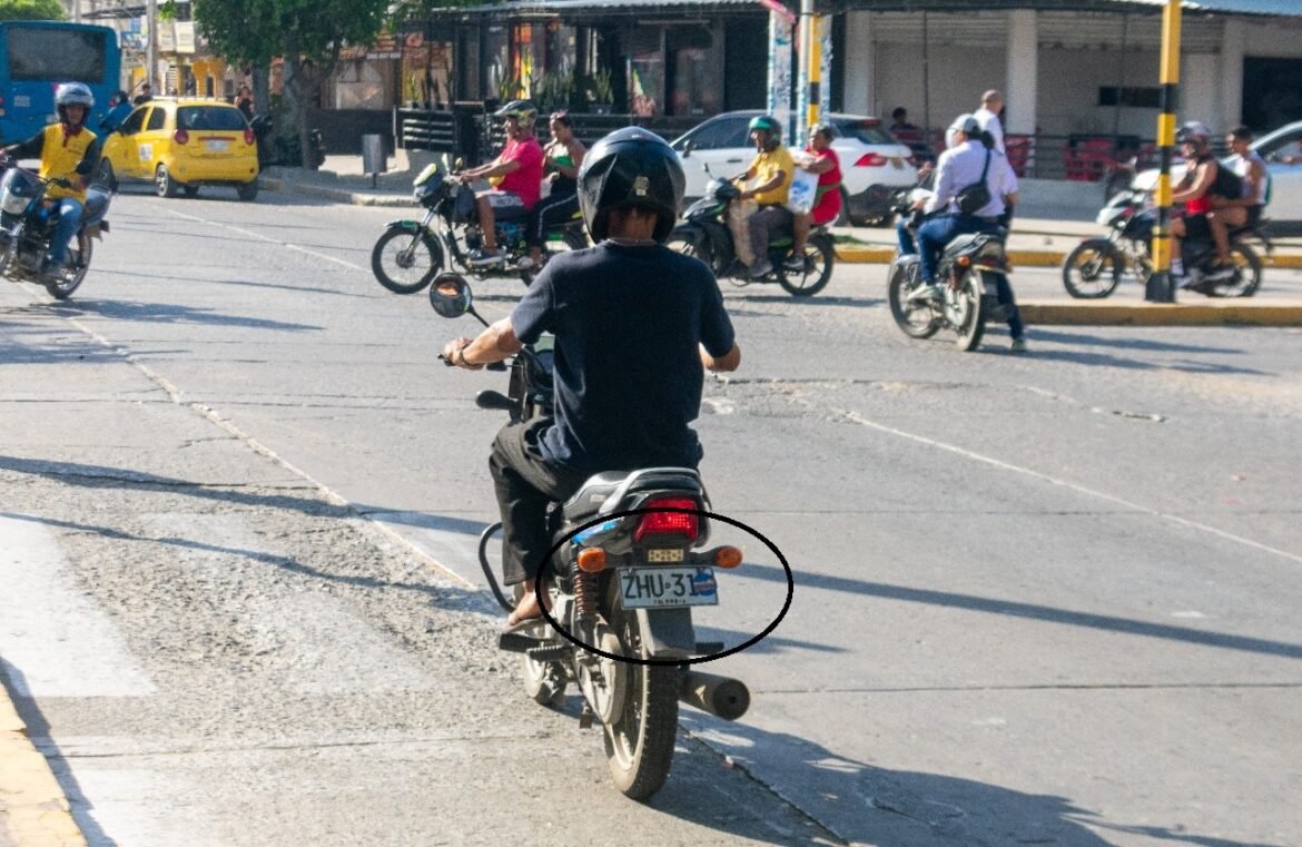 adulteración de placas La adulteración de placas de motocicletas se ha convertido en una práctica recurrente que prende las alarmas entre las autoridades.