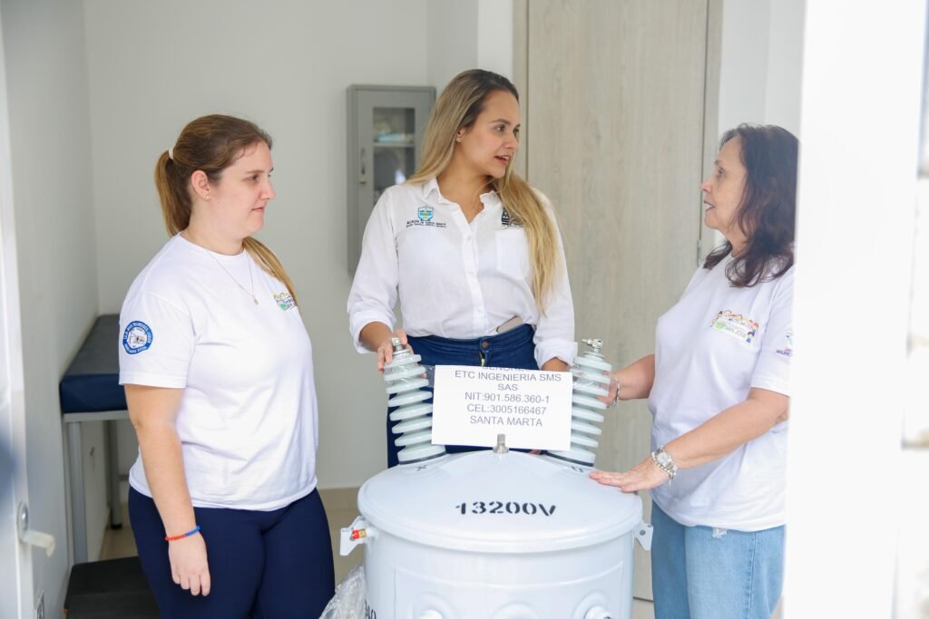 Alcalde Pinedo le cumple a los niños de la IED de Garagoa, con un transformador