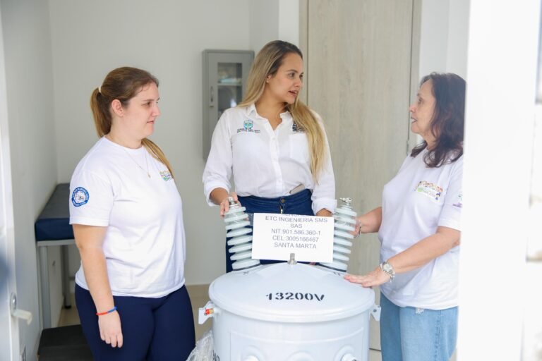 Alcalde Pinedo le cumple a los niños de la IED de Garagoa, con un transformador