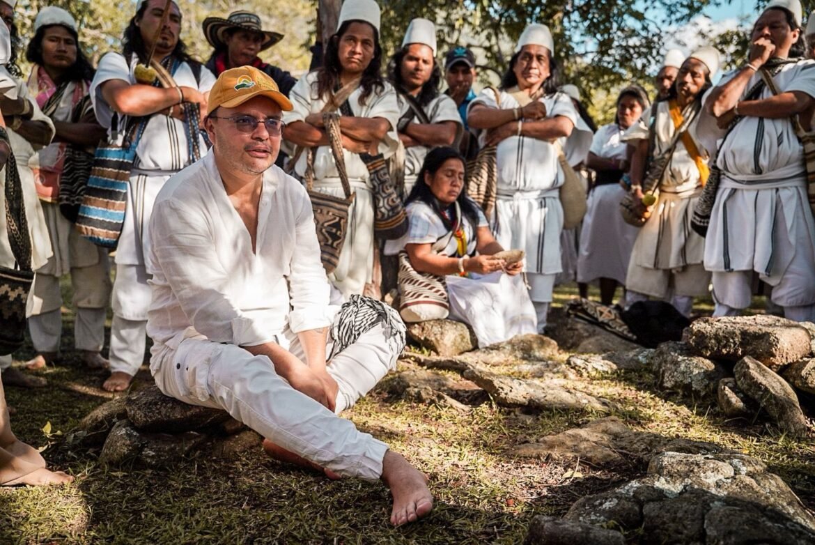 NabusimakeD La Agencia Nacional de Tierras y los pueblos indígenas de la Sierra Nevada sellaron un acuerdo histórico en Nabusimake para avanzar en la compra de predios, el saneamiento y la ampliación de resguardos de las comunidades Kogui, Wiwa y Arhuaco.