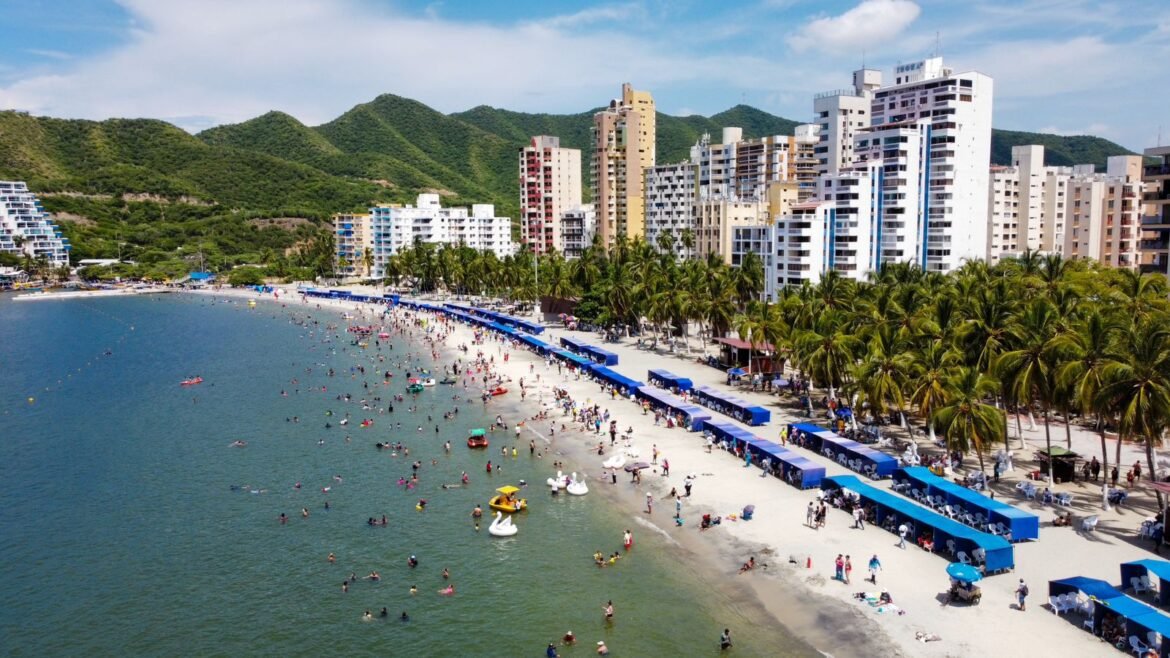 turistas Entre enero y agosto de 2025, 2.502.049 extranjeros ingresaron a Colombia por motivos de turismo. Santa Marta registró la llegada de 41.740 turistas internacionales.