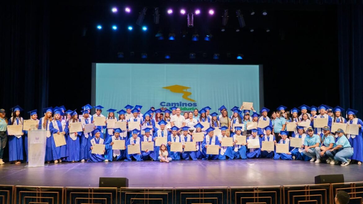 100 estudiantes que habían sido becados en el 2024 por parte del gobierno de Carlos Pinedo Cuello, hicieron sus sueños realidad, se gradúan en Educación Técnica en la Academia AIES.