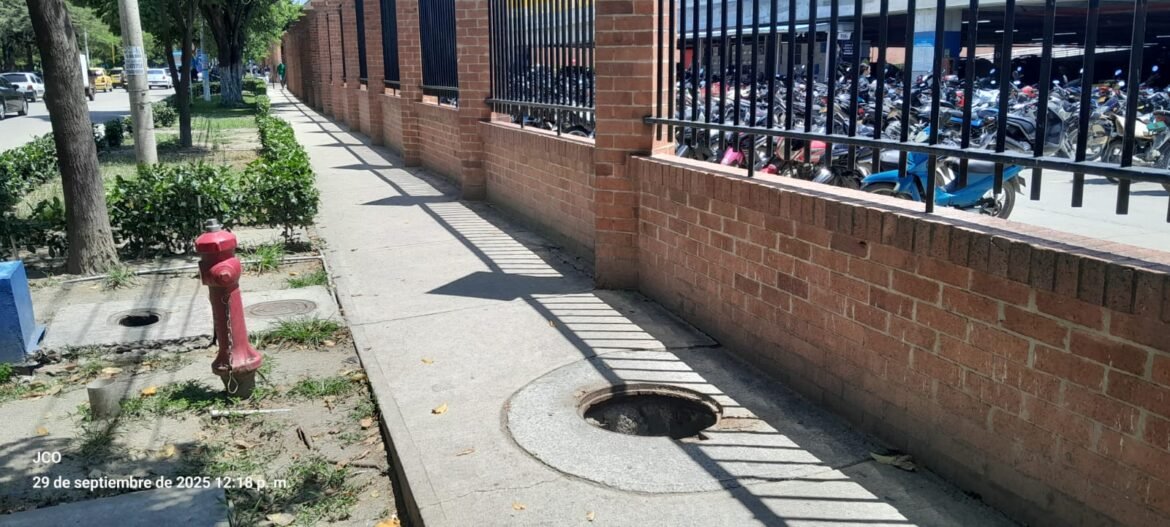 La imagen evidencia cómo un alcantarillado destapado se transforma en una trampa que pone en riesgo a quienes caminan por la zona.