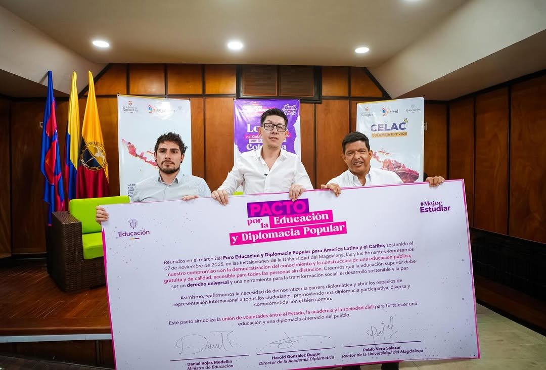 Unimagdalena: escenario del pacto por la Educación y la Diplomacia Popular Como parte de la IV Cumbre CELAC-UE, la Alma Mater reunió a representantes del Gobierno, la comunidad académica y de la Academia Diplomática para promover la democratización del conocimiento y ampliar la educación y la representación internacional. La Universidad del Magdalena fue el escenario del Foro: Educación y Diplomacia Popular para América Latina y el Caribe, liderado por el Gobierno Nacional, a través del Ministerio de Educación y la Academia Diplomática del Ministerio de Relaciones Exteriores, como parte de la IV Cumbre CELAC-UE. En este evento, el Rector de la Alma Mater, Doctor Pablo Vera Salazar, como anfitrión, recibió al ministro de Educación Nacional, José Daniel Rojas Medellín; al director de la Academia Diplomática, Harol González Duque; y a la tripulante de la Flotilla Global de la Libertad, Manuela Bedoya, quienes participaron en el conversatorio. Asimismo, dio la bienvenida a estudiantes, docentes y miembros de la comunidad en general que llegaron desde distintas regiones del país para asistir a este encuentro. El Máximo Directivo de la Institución inició su intervención agradeciendo el apoyo del Gobierno Nacional a la Universidad, especialmente a través del Programa Matrícula Gratis; la flexibilidad en los procesos de registro calificado que ha permitido la apertura de nuevos programas académicos; y la construcción del nuevo edificio de aulas Río Magdalena, la inversión más grande en la historia de la Universidad. “Esta es una universidad que, gracias a este Gobierno, está avanzando en un proceso de desprivatización que vivió hace mucho tiempo con una elevada alza de matrículas, con persecución sindical, con exclusión de los derechos de los y las trabajadoras, y con una carga enorme sobre los hombros de familias de un departamento como el Magdalena, que es el departamento más pobre de Colombia”, señaló. A su vez, y en línea con el tema central del foro, destacó los procesos de internacionalización que adelanta esta Casa de Estudios Superiores, con programas insignia como Pasaporte al Mundo y Conexión Global Incluyente, Diversa e Innovadora 2.0, liderados por la Oficina de Relaciones Internacionales – ORI, los cuales fomentan la movilidad académica con un enfoque incluyente. “Nosotros creemos que los procesos de internacionalización, de acceso a la carrera consular, deben deselitizarse y deben abrirse también a la gente que tiene el potencial, pero no ha tenido las posibilidades”, añadió. El Ministro de Educación resaltó el rol significativo de la Universidad del Magdalena en los procesos de internacionalización bajo un enfoque humanista, inclusivo e intercultural, protagonistas de este foro, así como en la garantía del derecho a la educación superior: “siendo una de las universidades que lideran el aumento de cobertura, la creación de nuevas sedes, que se ha asociado con el Gobierno Nacional para ser una de las puntas de lanza en la oferta de inteligencia artificial y de educación superior ligada a la inteligencia artificial en la expansión regional de la universidad”. Firma del Pacto Durante el evento también se llevó a cabo la firma del ‘Pacto por la Educación y la Diplomacia Popular’ en el que el Rector, el Ministro y el Director de la Academia Diplomática, junto a los asistentes, se comprometieron con la democratización del conocimiento y la construcción de una educación pública, gratuita y de calidad, accesible para todas las personas sin distinción. Así como reafirmar la necesidad de democratizar la carrera diplomática y abrir espacios de representación internacional a todos los colombianos. “Estamos en deuda desde las instituciones en ligar a las universidades públicas, a los centros de pensamiento, a los semilleros de investigación en la formulación y propuesta de política pública exterior. En ese sentido, creo que es un gran aprendizaje que nos llevamos de hoy sobre esa necesidad y vamos a articularla con una iniciativa que tenemos desde la Academia Diplomática, que es el lanzamiento del Observatorio de Política Exterior, en donde muy seguramente realicemos alianzas y convenios con diferentes universidades públicas”, indicó el director Harol González. Estudiantes y docentes de distintas universidades públicas participaron en este espacio: “este foro nos da a las juventudes este espacio que nosotros siempre le hemos exigido al Gobierno, de participación y de construir un mejor país, y de que las juventudes se tomen estos espacios de decisión y que hagan políticas que beneficien al pueblo, a la comunidad, a la educación y a todo el país en general”, manifestó Sebastián Gaviria Morales, estudiante de Ciencia Política de la Universidad Nacional de Colombia. Este foro, en el que la Universidad del Magdalena fue anfitriona, se articula con el Plan de Desarrollo Unimagdalena Comprometida 2020–2030, que busca fortalecer el eje de internacionalización con enfoque inclusivo, lo que refleja el compromiso institucional con ampliar oportunidades de movilidad académica y cooperación internacional. Asimismo, reafirma la apuesta por garantizar una educación pública, gratuita y de calidad, que promueva la participación estudiantil y consolide a la Institución como un actor regional con incidencia en las discusiones globales.