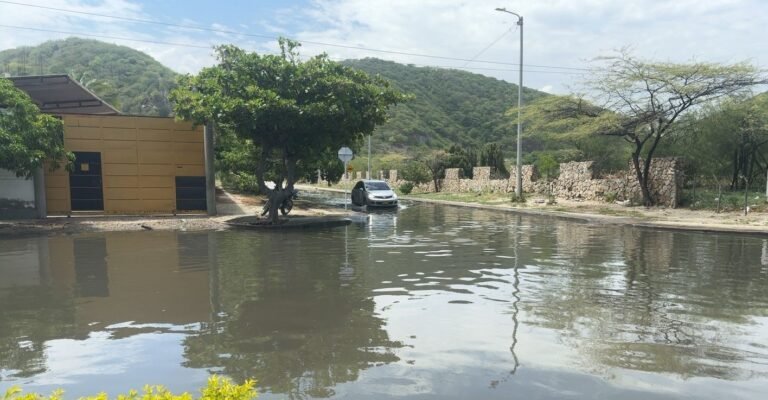 Corpamag inspecciona vertimiento irregular de aguas residuales en Playa Salguero, Rodadero Sur