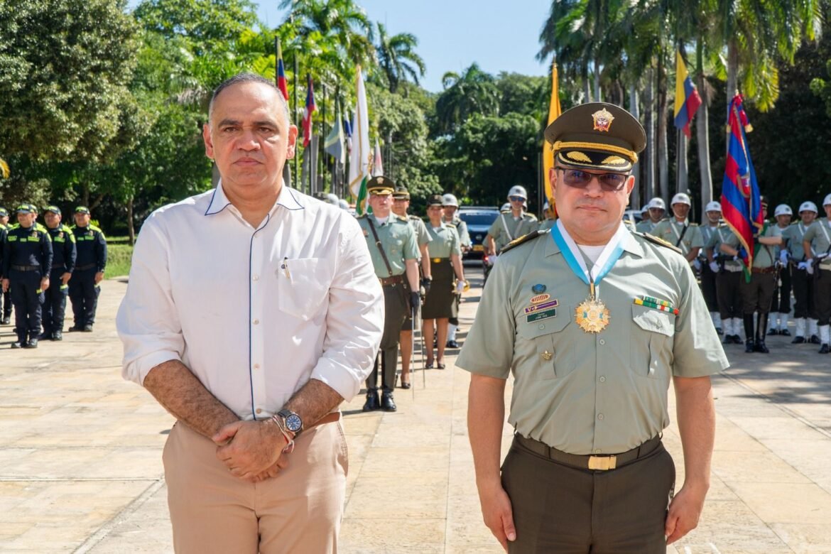 El alcalde Carlos Pinedo impone la Gran Cruz de Oro ‘Sierra Nevada’ al coronel Jaime Ríos durante la ceremonia conmemorativa.