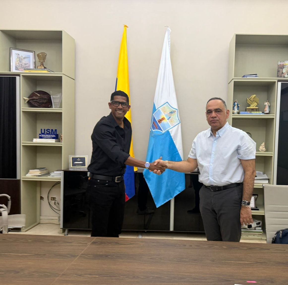 Dagoberto Rivas Barrios, nuevo secretario de Movilidad, y el alcalde Carlos Pinedo durante la presentación de la estrategia para reforzar el control vial en Santa Marta.