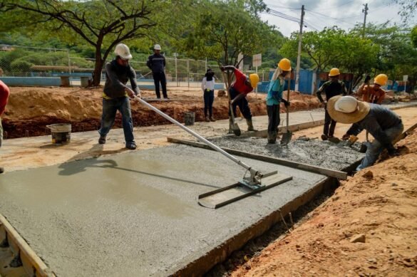 Cuadrillas y maquinaria adelantan labores de pavimentación en barrios de la Localidad 2, con intervenciones que mejoran la movilidad y el acceso de los residentes.