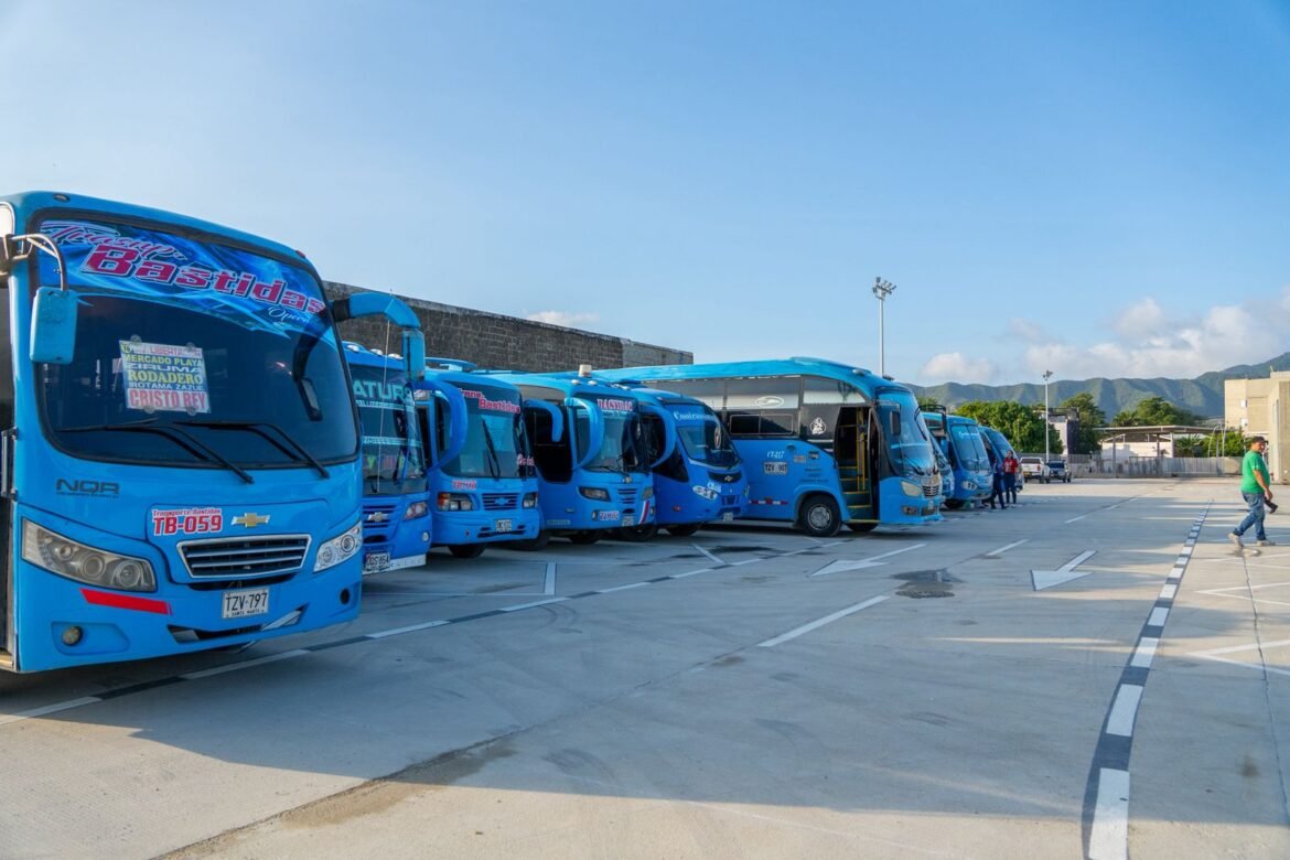 Verifican sistemas mecánicos y condiciones internas de las busetas en la Terminal de Mamatoco.