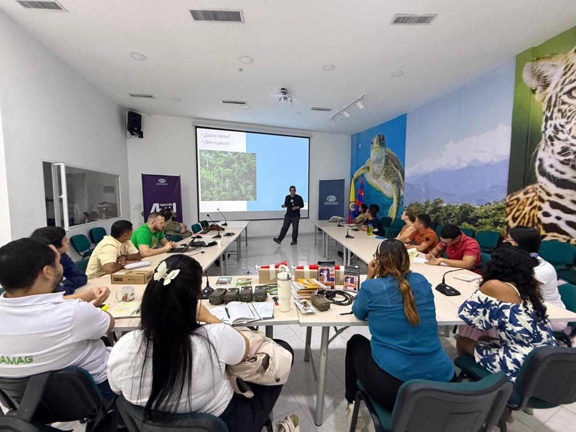 Equipos técnicos de Corpamag y ProCAT Colombia presentan a comunidades y aliados los avances en la conservación del jaguar y la lora serrana en la Sierra Nevada de Santa Marta, con acciones de monitoreo, educación y producción sostenible.