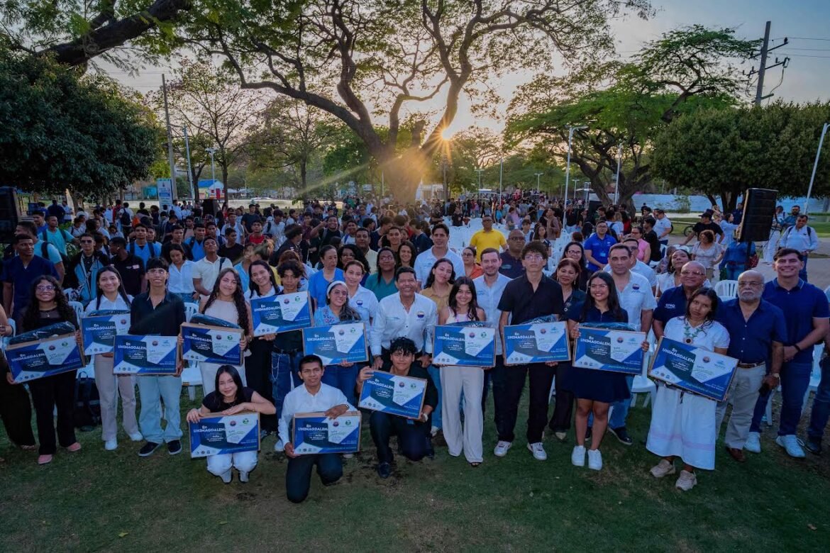 Entrega de 378 computadores por parte de la Universidad del Magdalena a estudiantes de Talento Magdalena y Talento Santa Marta, en una jornada liderada por el rector Pablo Vera Salazar para fortalecer el acceso a herramientas de estudio.