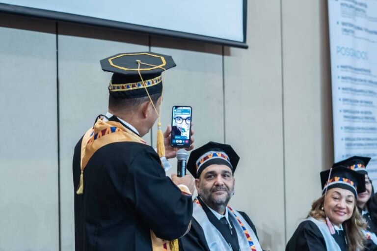 Desde Francia, donde adelanta doble titulación, Luis Miguel Ospino Abuabara celebró su grado