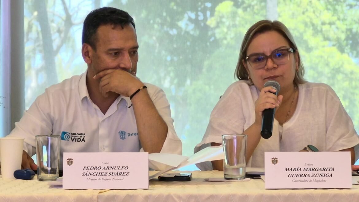 El Ministro de Defensa, Pedro Sánchez, y la gobernadora Margarita Guerra Zúñiga durante el anuncio de la millonaria recompensa y el refuerzo de seguridad para proteger a la mandataria y su familia ante amenazas del Clan del Golfo en el Magdalena.