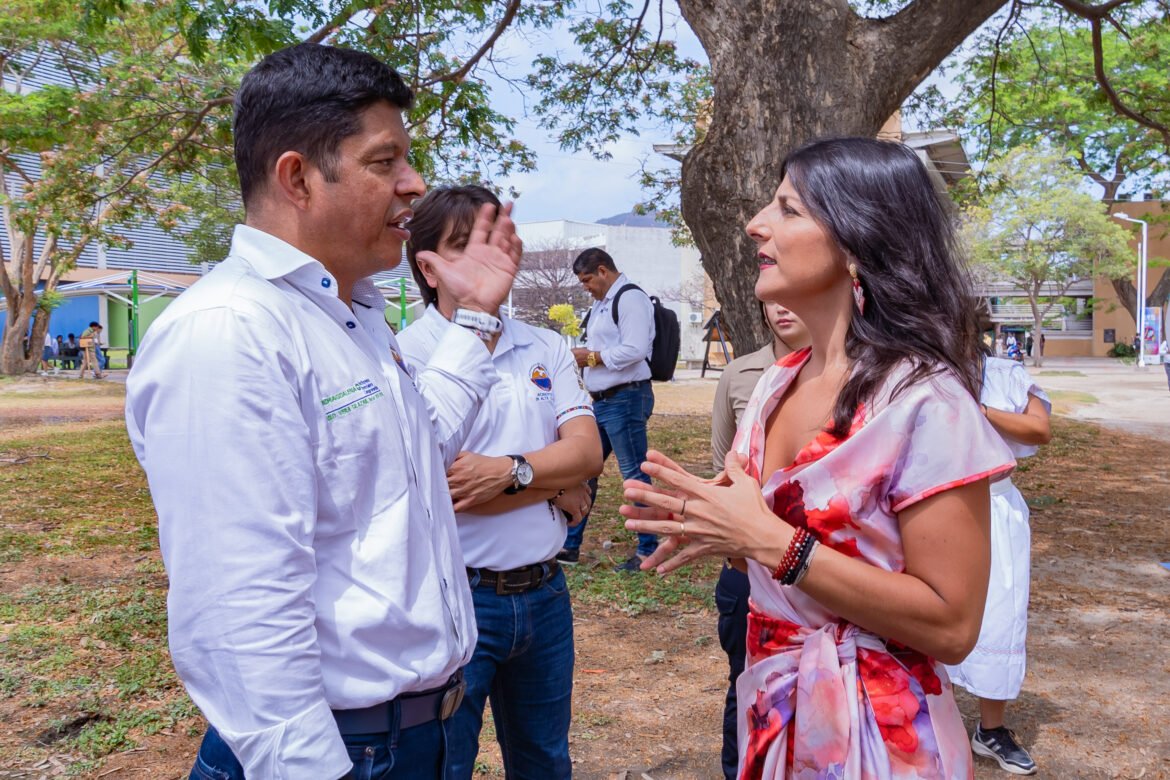 El rector de la Universidad del Magdalena, Pablo Vera Salazar, junto a la ministra (e) de Ambiente, Irene Vélez Torres, durante la instalación de la conferencia internacional sobre transición energética.