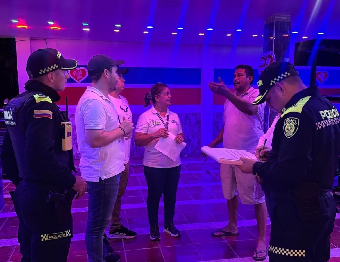 Funcionarios de Corpamag, Dadsa, Alcaldía Distrital y Policía Metropolitana realizaron mediciones de ruido e inspecciones en establecimientos y balnearios del sector El Curval, en Bonda, como parte de los controles contra la contaminación acústica.