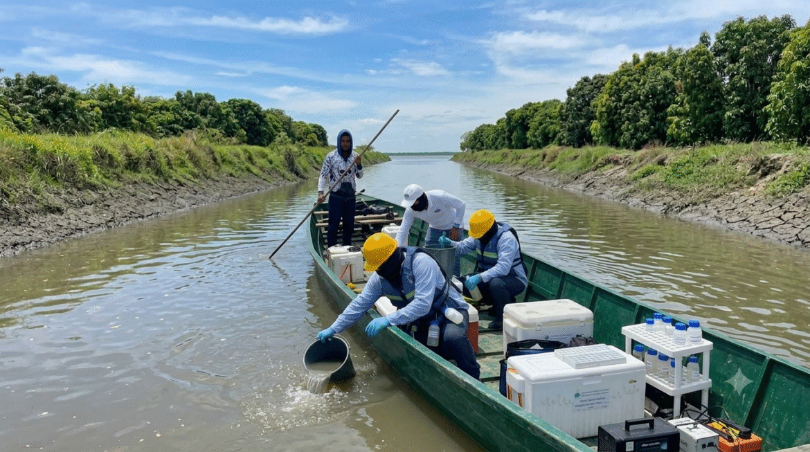 Técnicos de Corpamag recorrieron 7,25 kilómetros del caño Peñoncito para tomar muestras de agua que permitan establecer las causas de la mortandad de peces registrada en este corredor hídrico de la Depresión Momposina.