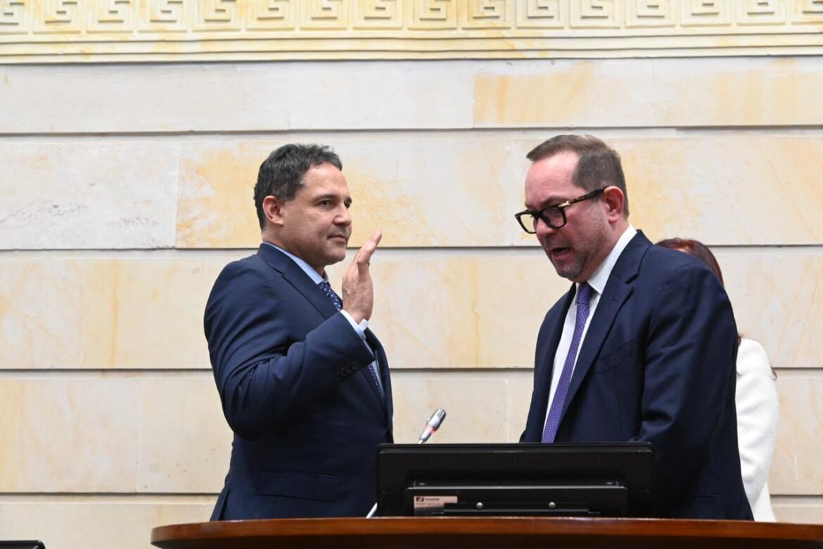 Honorio Henríquez, senador por Magdalena, fue elegido presidente del Senado para el periodo legislativo 2026-2027 en una votación que evidenció una inusual convergencia entre sectores del uribismo y del petrismo, reconfigurando el panorama político del Congreso.