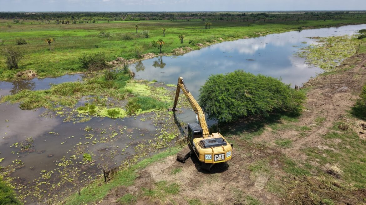 El mantenimiento del Caño Condazo busca restablecer el flujo de agua dulce hacia la Ciénaga Grande de Santa Marta, una intervención que fortalecerá la conectividad hídrica, la recuperación del ecosistema y las actividades de pesca artesanal en el sur del complejo lagunar.